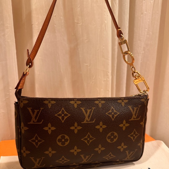 Louis Vuitton Handbags - 💯% Authentic Louis Vuitton Pochette Accessories ✨